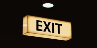 W jakim kolorze są znaki ewakuacyjne?