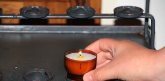 Jak zgasić świeczkę sojową?