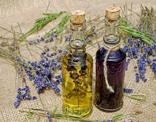 Czym różni się olejek zapachowy od olejku eterycznego?