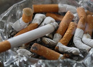 Jak usunąć smród papierosów z mieszkania?