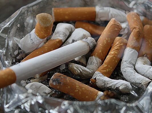 Jak usunąć smród papierosów z mieszkania?