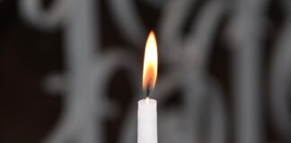 Co dodać do świeczki żeby pachniała?