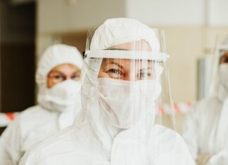 Co nałożyć przed maseczką? Co nałożyć przed maseczką?