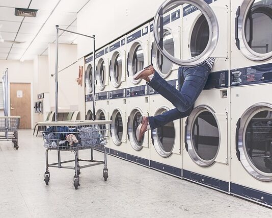 Czy pracodawca ma obowiązek płacić za pranie?
