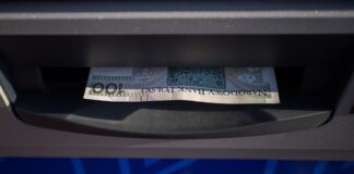 Czy bankomat przyjmuje sklejone banknoty?
