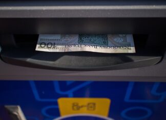 Czy bankomat przyjmuje sklejone banknoty?