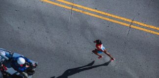 Czy operator wózka musi mieć kask?