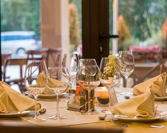 Czy składa się talerze w restauracji?