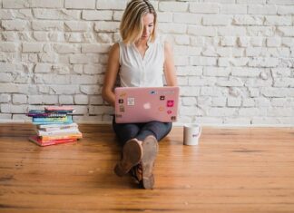 Co najlepiej położyć na podłogę w salonie? Co najlepiej położyć na podłogę w salonie?