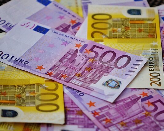 Czy banki rejestrują numery banknotów?
