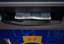 Czy bankomat wydaje 10zl?