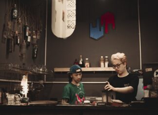 Jaki sprzęt barowy wykorzystuje barman? Jaki sprzęt barowy wykorzystuje barman?