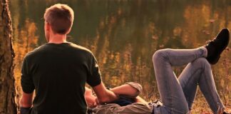 Po której stronie śpi mężczyzna w łóżku?