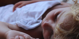 Jaka poduszka i kołdra dla niemowlaka