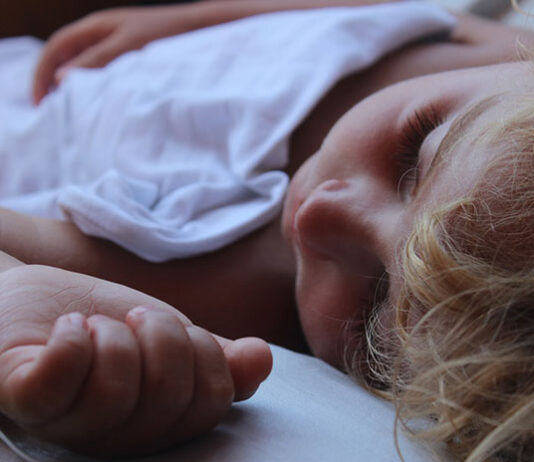 Jaka poduszka i kołdra dla niemowlaka